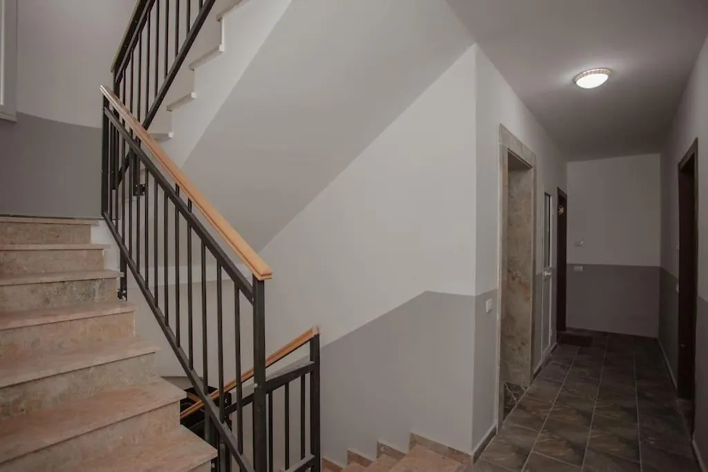 The Luxury Garden Apartment Σκόδρα